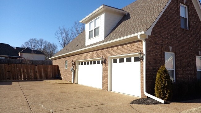 Building Photo - Bartlett home with over 3000 sq ft of livi...