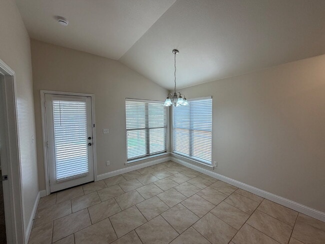 Building Photo - Beautiful Home in Quiet Neighborhood!