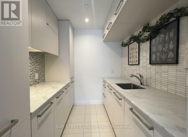 Building Photo - 8 The Esplanade