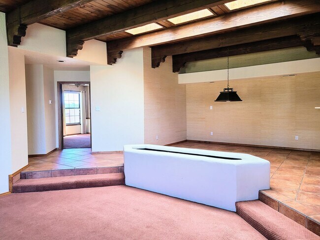 Foto del edificio - BEAUTIFUL HOME IN A PRIME LOCATION | Showings Coming soon!
