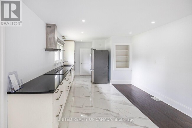Photo du bâtiment - 66 Thickson Rd N