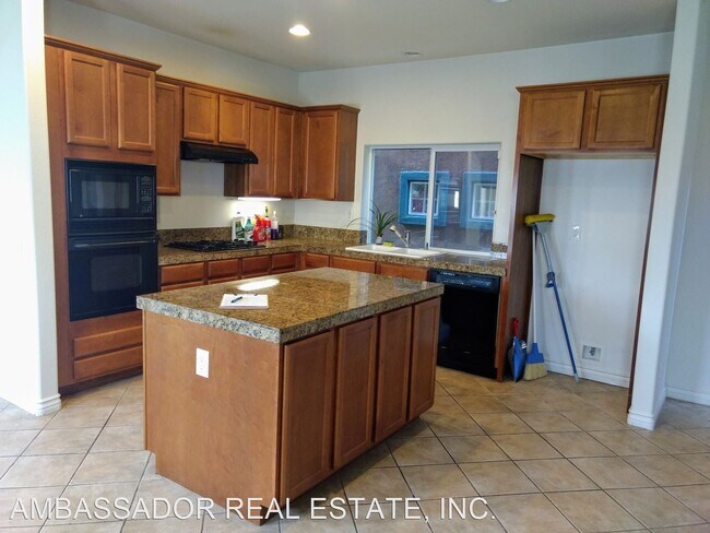 Building Photo - 2 br, 3 bath House - 700 N. Tremont Street