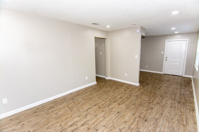 Foto del edificio - 1667 Northwood St