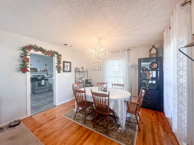 Building Photo - 3 Bed, 2 Bath Home in Tech Terrace! Flexible available date! 6/26/26 - 8/10/26.