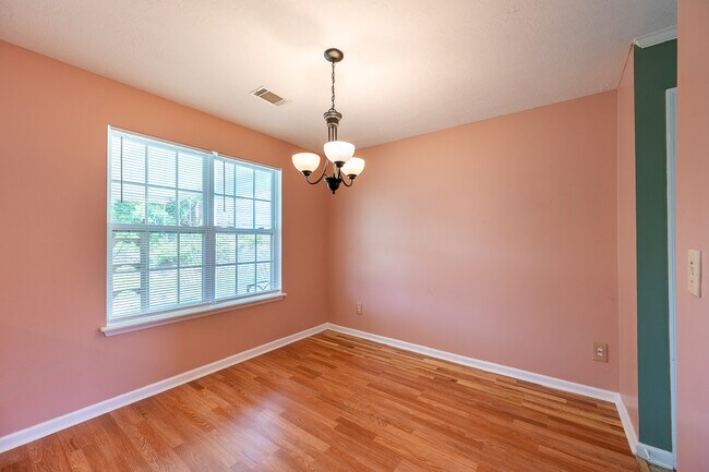 Building Photo - 945 Cannock St