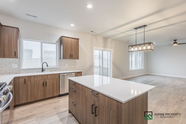 Building Photo - BRAND NEW 4 Bed 2.5 Bath Home