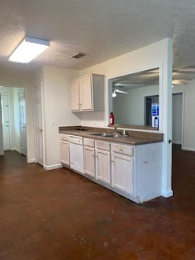 Building Photo - 121 Tomlinson Dr