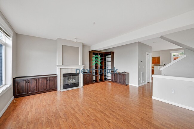 Building Photo - 3 BED & 3.5 BATH FOR RENT