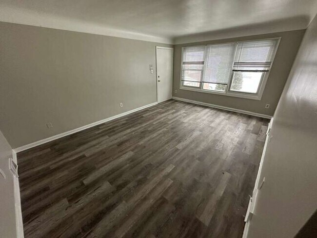 Foto del edificio - HUGE Updated Apartment with hardwood floors