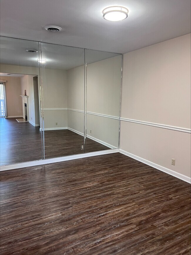 Foto del edificio - 135 Hicks Rd