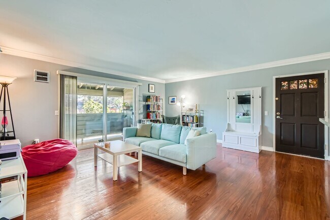 Foto del edificio - Renovated 3-Bed Condo with In-Unit Laundry, Garage & Pool