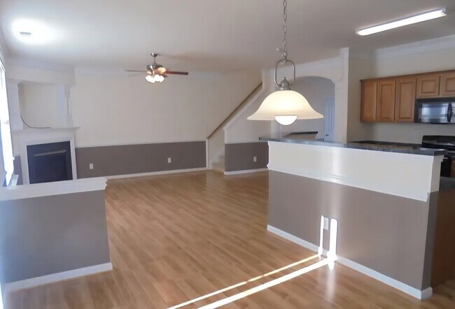 Building Photo - 2033 Cliffvale Dr