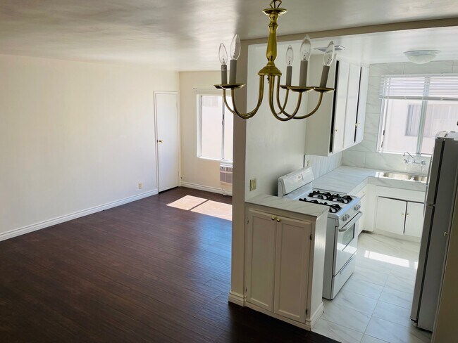 Foto del edificio - 827 N Hudson Ave