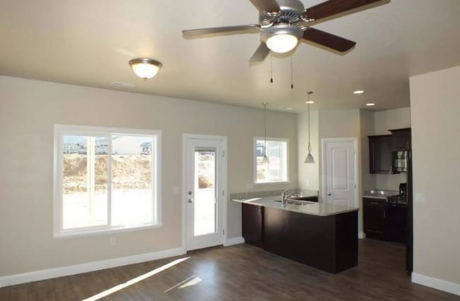 Building Photo - Charming 3 Bedroom Townhome with 2.5 Baths & 2 Car Garage in Cedar City, Utah!
