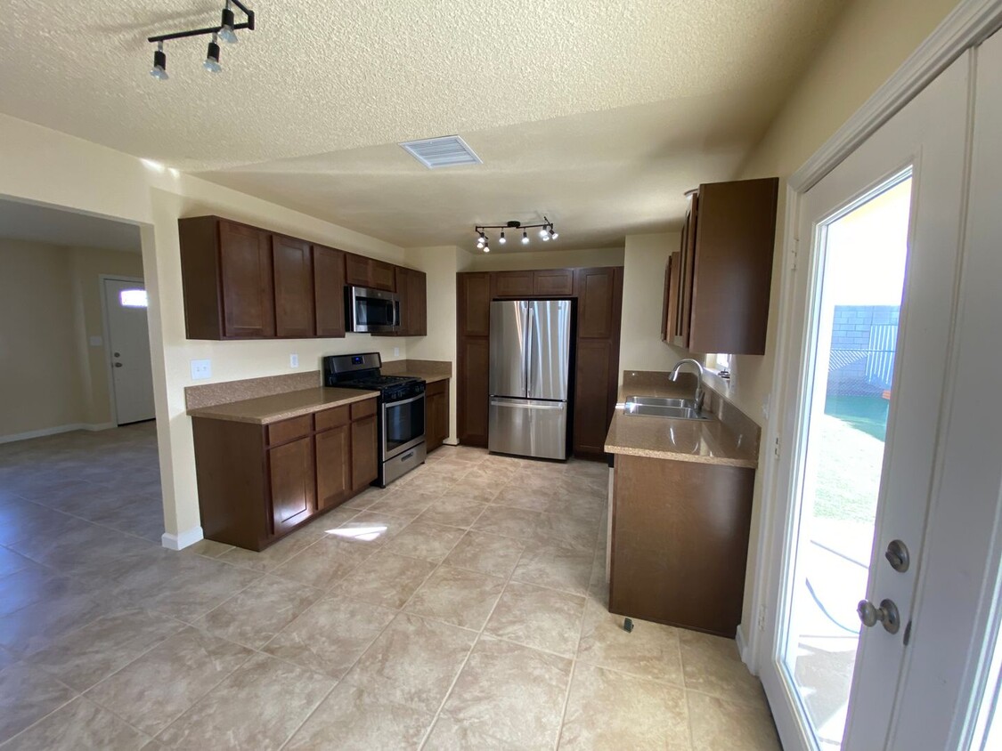 Building Photo - Rosamond remodeled 3 bedroom + bonus room