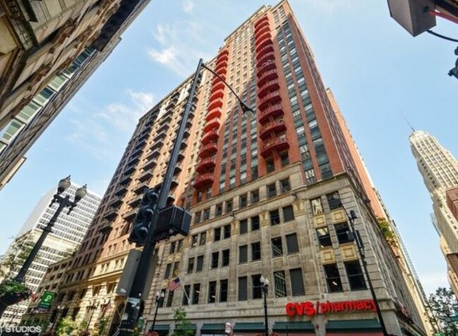 Prime Loop Location - 208 W Washington St Apartment