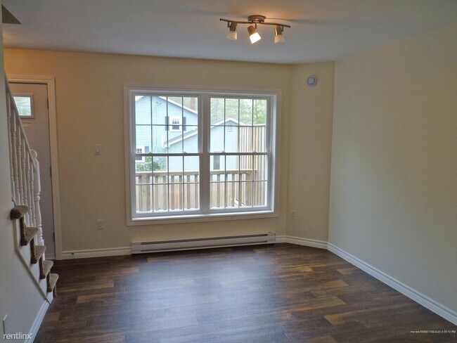 Building Photo - 3 br, 2 bath Townhome - 14 Parcher Street A