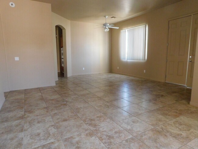 Foto del edificio - BIG, BEAUTIFUL 3  BED+LARGE BONUS ROOM  2.5 BATH HIGH UP IN DHS
