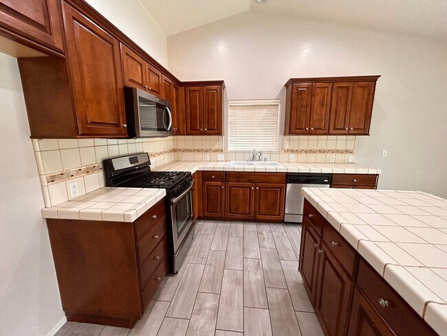 Building Photo - Beautiful home for rent in Visalia!