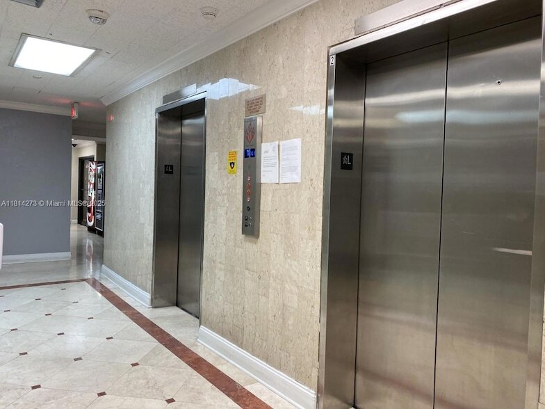 Foto del edificio - 2450 NE 135th St