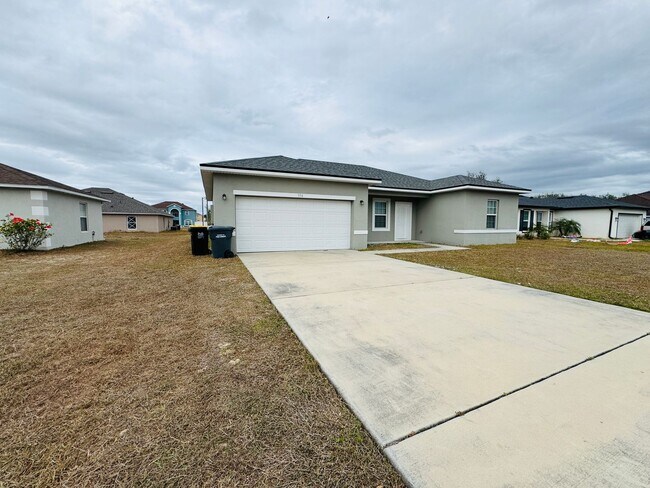 Foto del edificio - AMAZING 4 Bedroom, 2 Bathroom in Poinciana!!