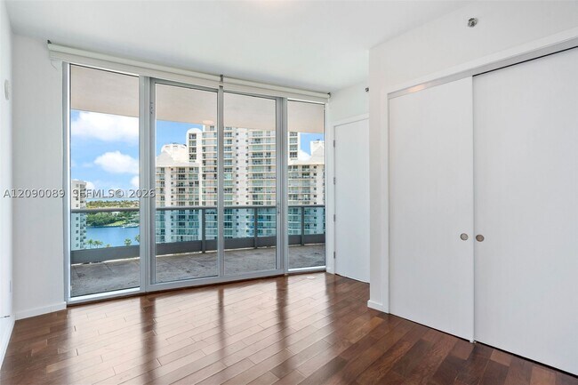 Foto del edificio - 5959 Collins Ave