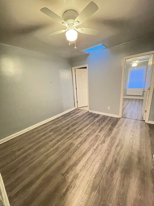 Foto del edificio - Beautiful Three Bedroom Two Full Bathroom ...