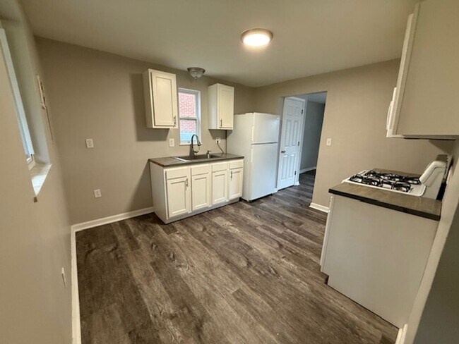 Building Photo - 205 Charleston Dr