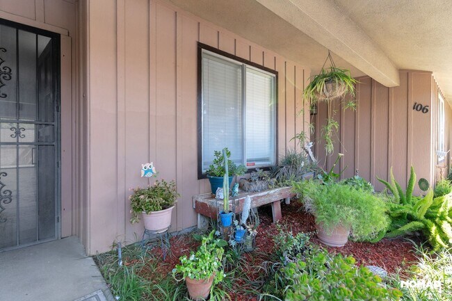 Foto del edificio - Charming 2BR Condo in Fresno