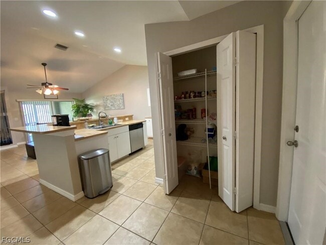 Foto del edificio - 4317 SW Santa Barbara Pl