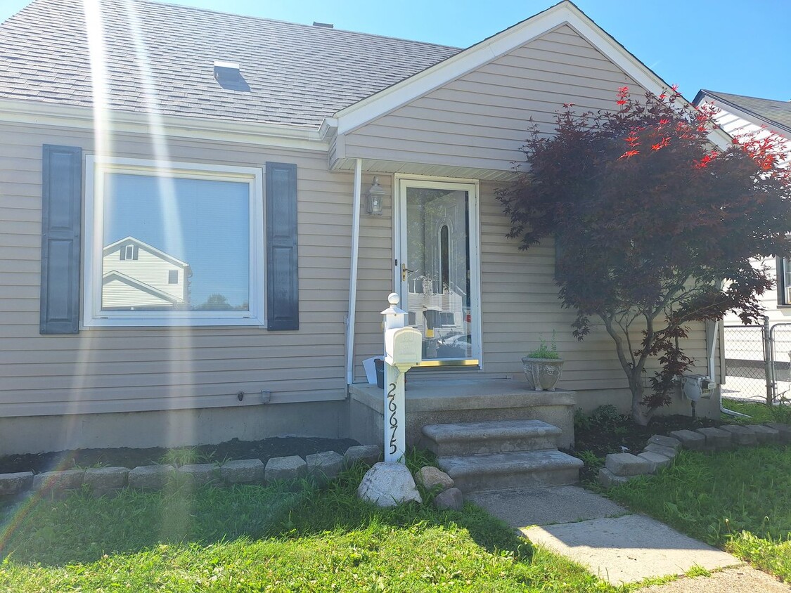 Primary Photo - Charming 3 bedroom bungalow freshly updated