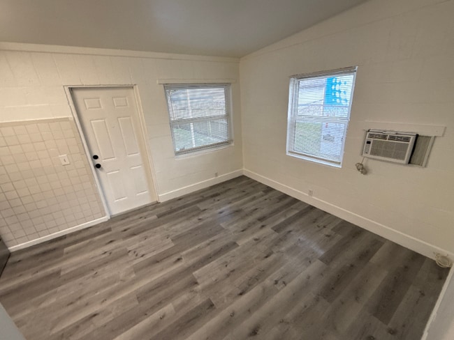 Building Photo - 320 NE 13th Ave