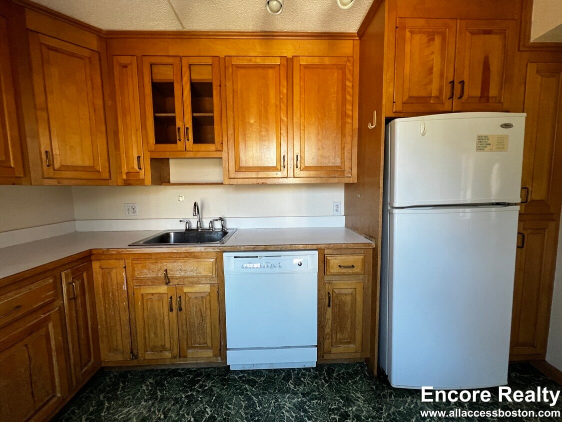 Primary Photo - 1243 Beacon St