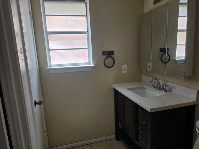 Master bathroom - 10990 Forest Gln