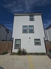 Building Photo - 6315 Sandra St