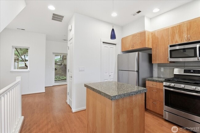 Building Photo - 63 Cougar Ridge Rd NW