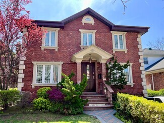 Building Photo - 65-42 Cromwell Crescent
