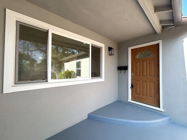 Building Photo - Charming Menlo Park Home in Picturesque Ne...