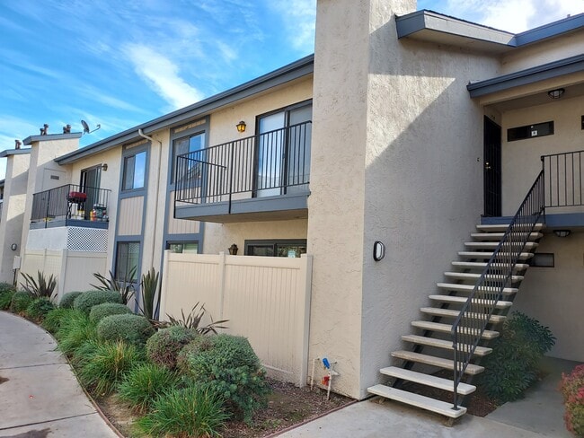 Building Photo - 12650 Lakeshore Dr