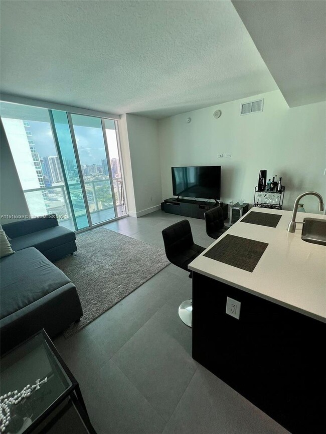 Building Photo - 1900 North Bayshore Drive Apt #2807, Miami...