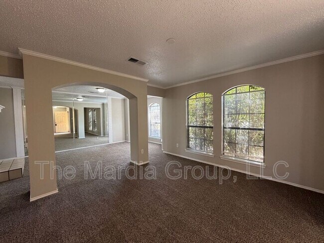 Foto del edificio - 904 Shady Brook Ln