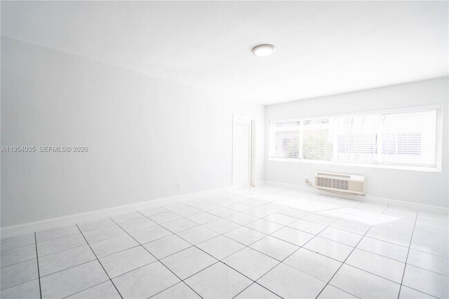 Foto del edificio - 8340 Byron Ave