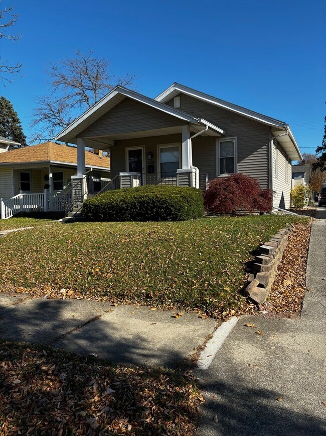 Building Photo - Adorable 2-bedroom home with garage, new f...