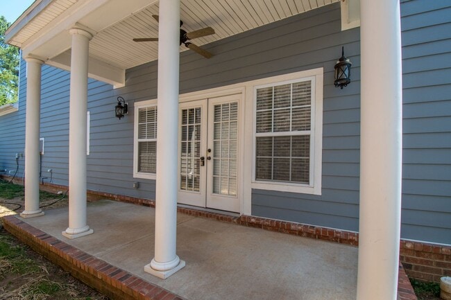 Foto del edificio - Luxurious Executive Row House in Northeast Fayetteville! Lawn care included!
