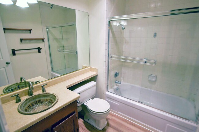 Building Photo - Updated 1 Bedroom 1 Bath Condo in Desirabl...
