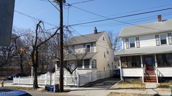 Building Photo - 204 Spruce St