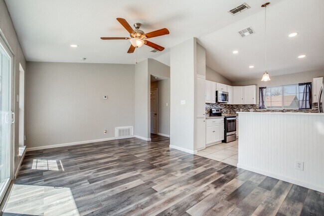 Photo - 3 Bedroom 2 Bath Lakeside Subdivision House