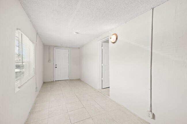 Foto del edificio - 1125 W 28th St