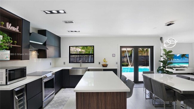 Building Photo - 16887 Royal Poinciana Dr