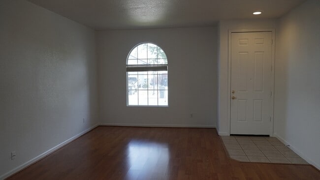 Foto del edificio - Gorgeous 3 bedroom 2 bathroom home in Sacramento!